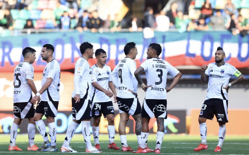 Jugadores de Colo-Colo tras el primer tiempo frente a Audax.