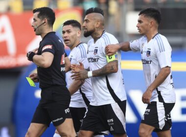 Jugadores de Colo-Colo reclamando al árbitro.