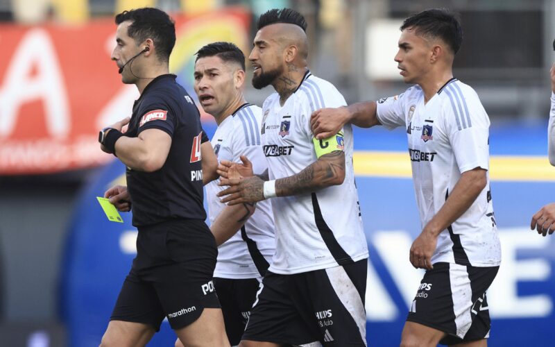 Jugadores de Colo-Colo reclamando al árbitro.