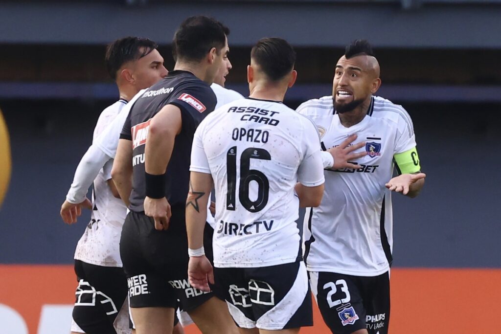 Vidal reclamando su expulsión al árbitro.