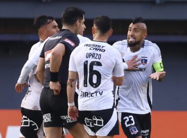 Vidal reclamando su expulsión al árbitro.
