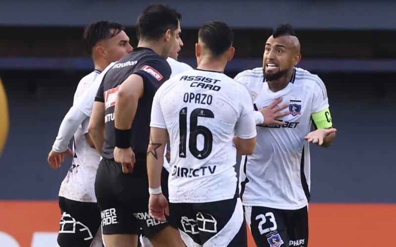 Vidal reclamando su expulsión al árbitro.
