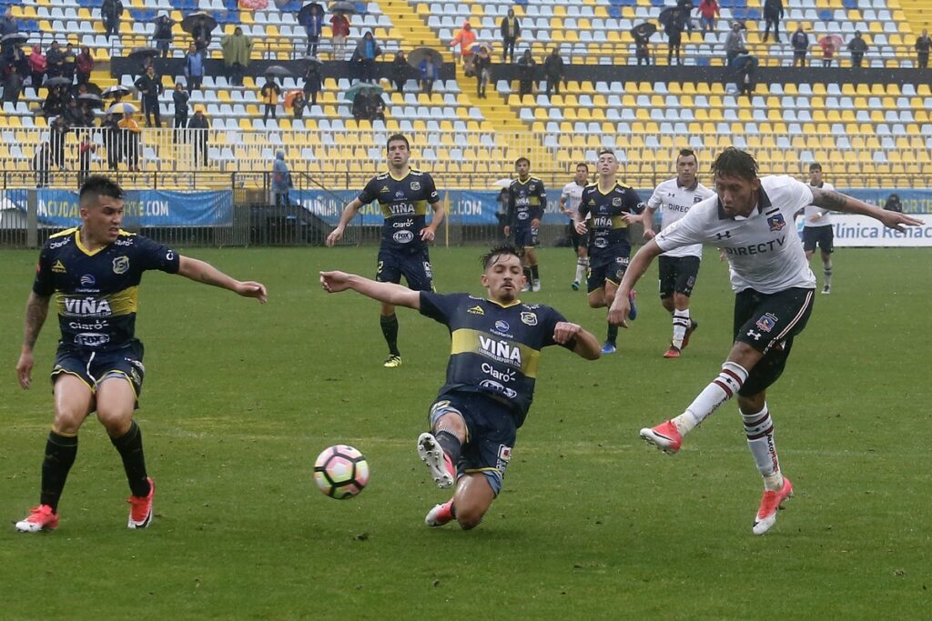 Gonzáles defendiendo a Colo-Colo.