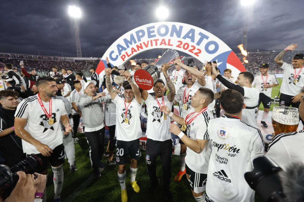Futbol, Colo Colo vs Ohiggins. Fecha 29, campeonato Nacional 2022. Los jugadores de Colo Colo celebran con la copa luego de ganar contra Ohiggins durante el partido por la primera division disputado en el estadio Monumental. Santiago, Chile. 30/10/2022 Jose Alvujar/Photosport Football, Colo Colo vs Ohiggins. 29th date, 2022 National Championship. Colo Colo’s players celebrates with the cup after winning against Ohiggins for the first division match held at Monumental stadium. Santiago, Chile. 10/30/2022 Jose Alvujar/Photosport
