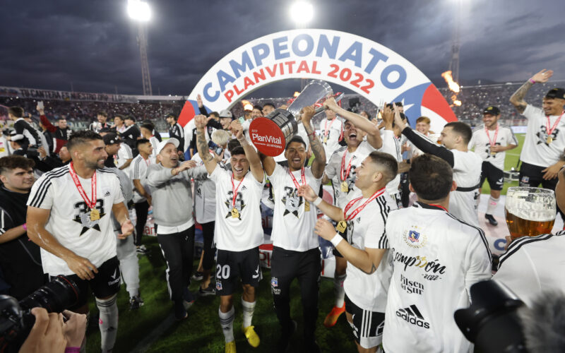 Futbol, Colo Colo vs Ohiggins. Fecha 29, campeonato Nacional 2022. Los jugadores de Colo Colo celebran con la copa luego de ganar contra Ohiggins durante el partido por la primera division disputado en el estadio Monumental. Santiago, Chile. 30/10/2022 Jose Alvujar/Photosport Football, Colo Colo vs Ohiggins. 29th date, 2022 National Championship. Colo Colo’s players celebrates with the cup after winning against Ohiggins for the first division match held at Monumental stadium. Santiago, Chile. 10/30/2022 Jose Alvujar/Photosport