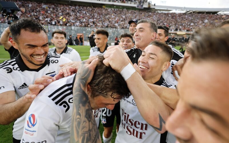 Jugadores de Colo-Colo celebrando.
