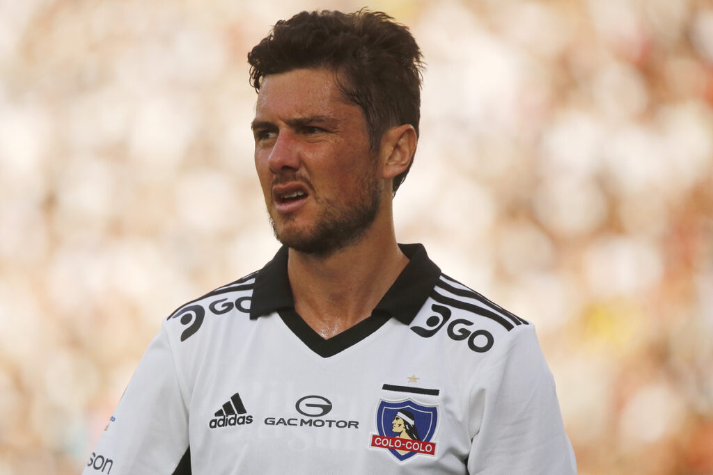 Primer plano de Marco Rojas vistiendo la camiseta de Colo-Colo.