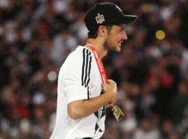 Rojas celebrando la 33.