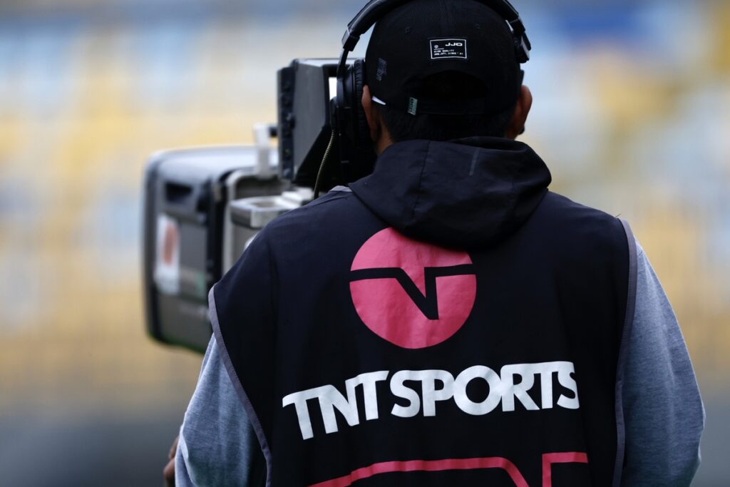 Trabajador de TNT Sports en terreno.