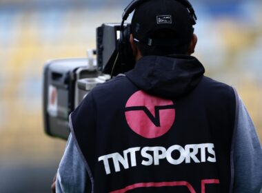 Trabajador de TNT Sports en terreno.