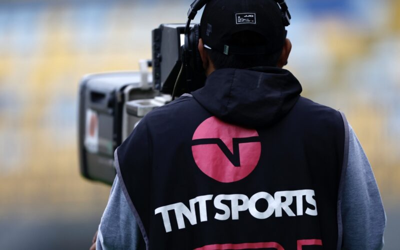 Trabajador de TNT Sports en terreno.