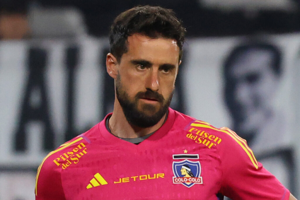 Primer plano de Fernando de Paul vistiendo la camiseta de Colo-Colo.