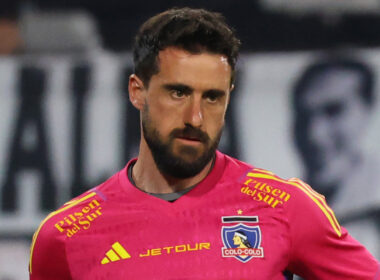 Primer plano de Fernando de Paul vistiendo la camiseta de Colo-Colo.
