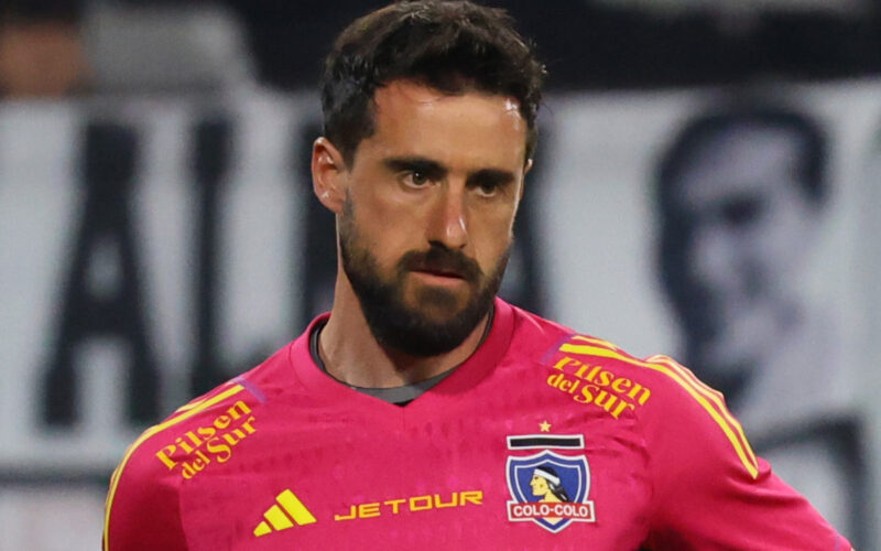 Primer plano de Fernando de Paul vistiendo la camiseta de Colo-Colo.