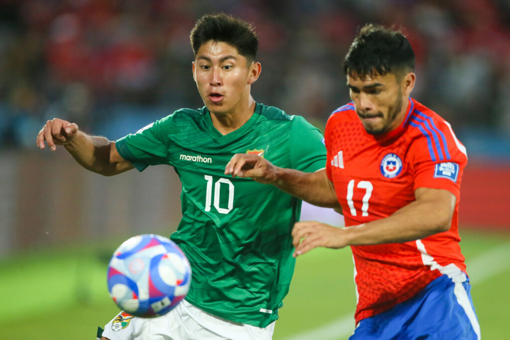 Futbol, Chile vs Bolivia.
Primera rueda, clasificatorias al Mundial 2026.
El jugador de la seleccion chilena Gabriel Suazo, derecha, disputa el balon con Ramiro Vaca de Bolivia durante el partido de la primera rueda de las eliminatorias al mundial de 2026 en el estadio Nacional de Santiago, Chile.
10/09/2024
Jonnathan Oyarzun/Photosport

Football, Chile vs Bolivia.
World Cup 2026 qualifiers.
Chile's player Gabriel Suazo, right, vies for the ball against Ramiro Vaca of Bolivia during a 2026 World Cup qualifier match at the National stadium in Santiago, Chile.
10/09/2024
Jonnathan Oyarzun/Photosport