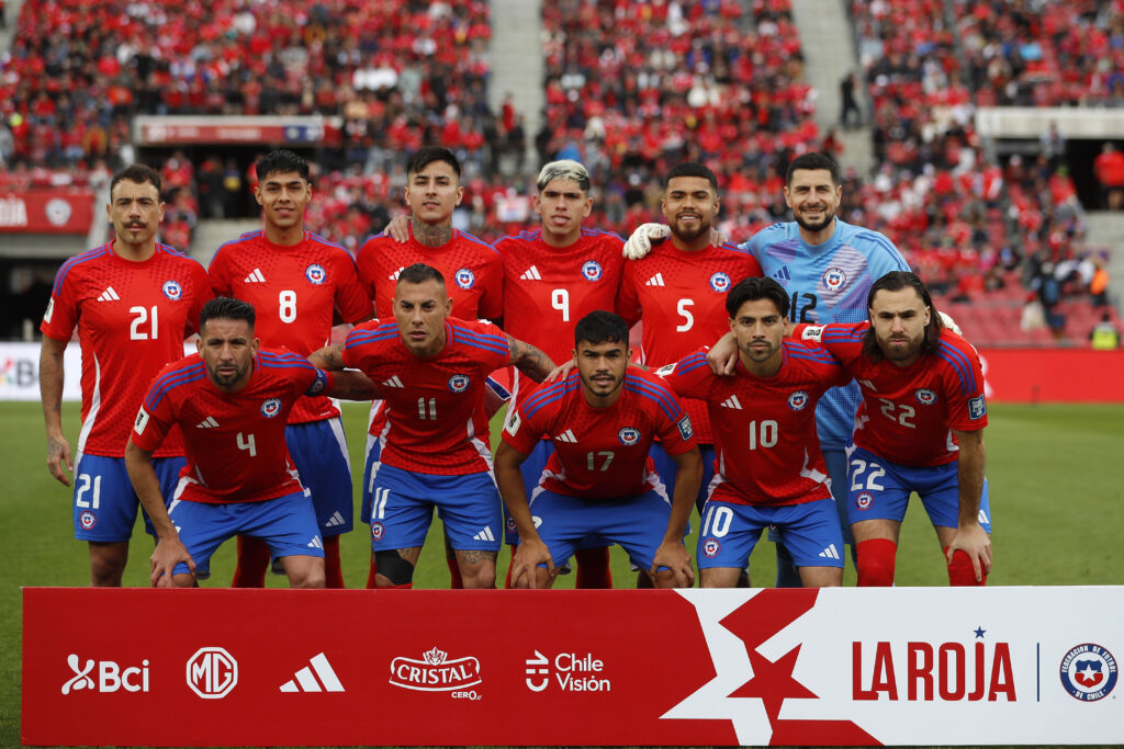 Futbol, Chile vs Bolivia. Primera rueda, clasificatorias al Mundial 2026. El equipo de Chile es fotografiado durante el partido de la primera rueda de las eliminatorias al mundial de 2026 ante Bolivia disputado en el estadio Nacional de Santiago, Chile. 10/09/2024 Felipe Zanca/Photosport Football, Chile vs Bolivia. World Cup 2026 qualifiers. ChileÕs team are pictured during a 2026 World Cup qualifier match against Bolivia at the National stadium in Santiago, Chile. 10/09/2024 Felipe Zanca/Photosport. Con los hinchas de fondo.