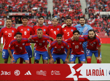 Futbol, Chile vs Bolivia. Primera rueda, clasificatorias al Mundial 2026. El equipo de Chile es fotografiado durante el partido de la primera rueda de las eliminatorias al mundial de 2026 ante Bolivia disputado en el estadio Nacional de Santiago, Chile. 10/09/2024 Felipe Zanca/Photosport Football, Chile vs Bolivia. World Cup 2026 qualifiers. ChileÕs team are pictured during a 2026 World Cup qualifier match against Bolivia at the National stadium in Santiago, Chile. 10/09/2024 Felipe Zanca/Photosport. Con los hinchas de fondo.