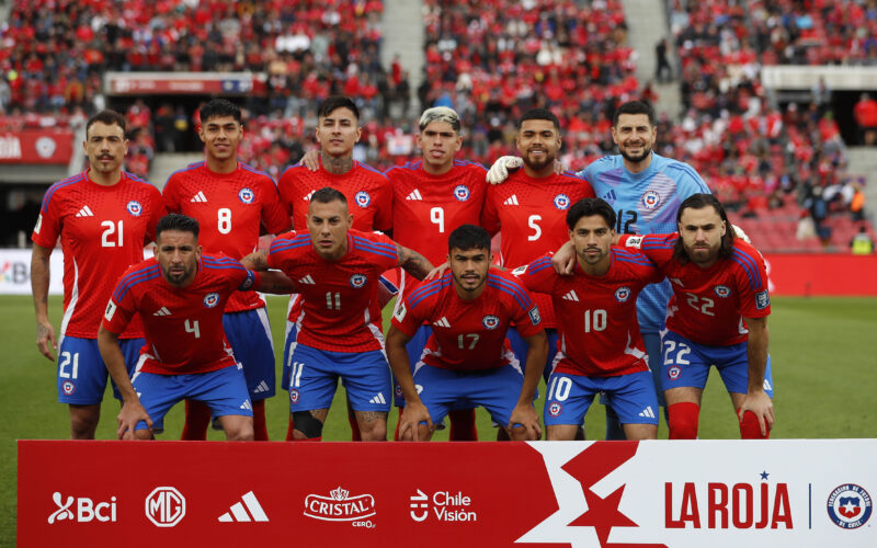 Futbol, Chile vs Bolivia. Primera rueda, clasificatorias al Mundial 2026. El equipo de Chile es fotografiado durante el partido de la primera rueda de las eliminatorias al mundial de 2026 ante Bolivia disputado en el estadio Nacional de Santiago, Chile. 10/09/2024 Felipe Zanca/Photosport Football, Chile vs Bolivia. World Cup 2026 qualifiers. ChileÕs team are pictured during a 2026 World Cup qualifier match against Bolivia at the National stadium in Santiago, Chile. 10/09/2024 Felipe Zanca/Photosport. Con los hinchas de fondo.