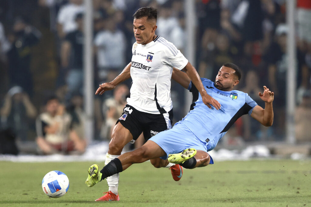 Futbol, Colo Colo vs OHiggins Fecha 2, Liga de Primera 2025. El jugador de Colo Colo Vicente Pizarro, izquierda, disputa el balon con Bryan Rabello de OHiggins durante el partido de primera division realizado en el Estadio Monumental de Santiago, Chile. 24/02/2025 Felipe Zanca/Photosport Football, Colo Colo vs OHiggins. 2st turn, Division League 2025. Colo Colos player Vicente Pizarro, left, vies for the ball against Bryan Rabello of OHiggins during the first division match at the Monumental Stadium in Santiago, Chile. 24/02/2025 Felipe Zanca/Photosport