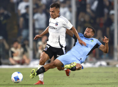Futbol, Colo Colo vs OHiggins Fecha 2, Liga de Primera 2025. El jugador de Colo Colo Vicente Pizarro, izquierda, disputa el balon con Bryan Rabello de OHiggins durante el partido de primera division realizado en el Estadio Monumental de Santiago, Chile. 24/02/2025 Felipe Zanca/Photosport Football, Colo Colo vs OHiggins. 2st turn, Division League 2025. Colo Colos player Vicente Pizarro, left, vies for the ball against Bryan Rabello of OHiggins during the first division match at the Monumental Stadium in Santiago, Chile. 24/02/2025 Felipe Zanca/Photosport