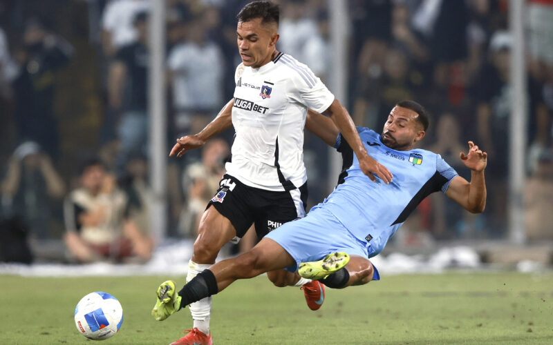 Futbol, Colo Colo vs OHiggins Fecha 2, Liga de Primera 2025. El jugador de Colo Colo Vicente Pizarro, izquierda, disputa el balon con Bryan Rabello de OHiggins durante el partido de primera division realizado en el Estadio Monumental de Santiago, Chile. 24/02/2025 Felipe Zanca/Photosport Football, Colo Colo vs OHiggins. 2st turn, Division League 2025. Colo Colos player Vicente Pizarro, left, vies for the ball against Bryan Rabello of OHiggins during the first division match at the Monumental Stadium in Santiago, Chile. 24/02/2025 Felipe Zanca/Photosport