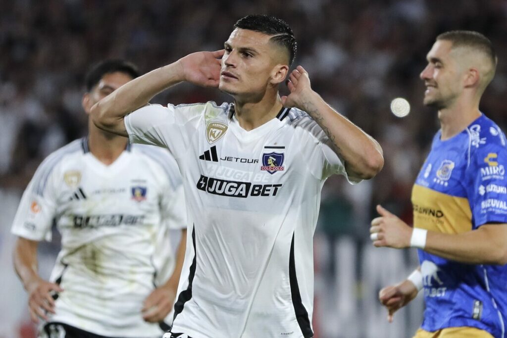Cepeda celebrando un gol a Everton.