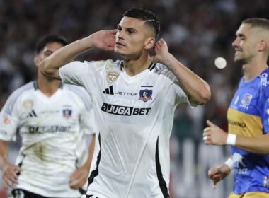Cepeda celebrando un gol a Everton.