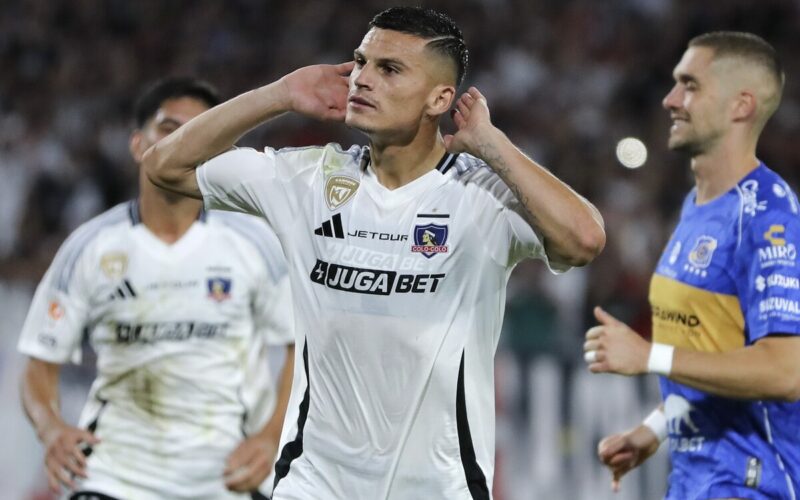 Cepeda celebrando un gol a Everton.