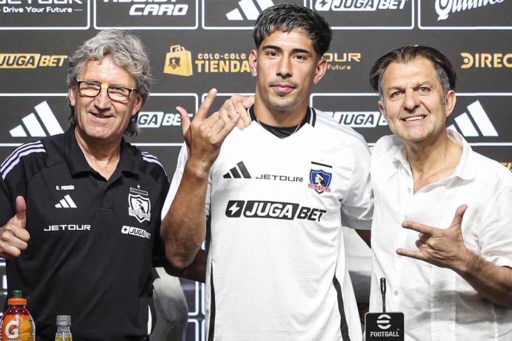 Daniel Morón, Aníbal Mosa y Salomón Rodríguez en la presentación del delantero.