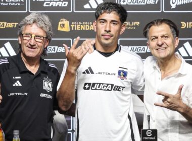 Daniel Morón, Aníbal Mosa y Salomón Rodríguez en la presentación del delantero.