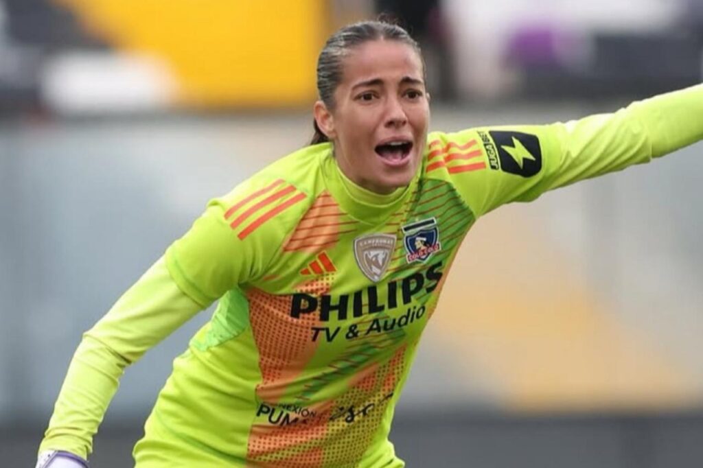 Ryann Torrero con la camiseta de Colo-Colo Femenino.