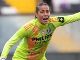 Ryann Torrero con la camiseta de Colo-Colo Femenino.
