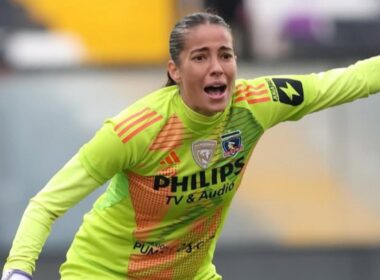 Ryann Torrero con la camiseta de Colo-Colo Femenino.