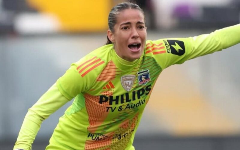 Ryann Torrero con la camiseta de Colo-Colo Femenino.