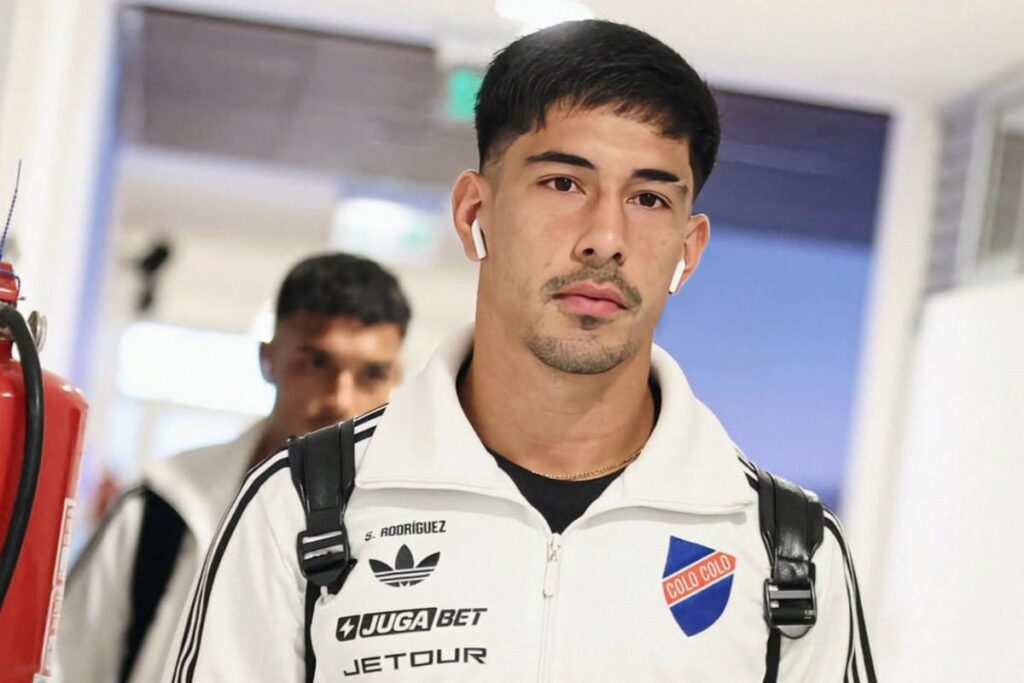 Primer plano al rostro de Salomón Rodríguez con la camiseta de Colo-Colo.