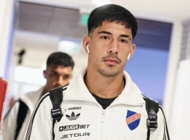 Primer plano al rostro de Salomón Rodríguez con la camiseta de Colo-Colo.
