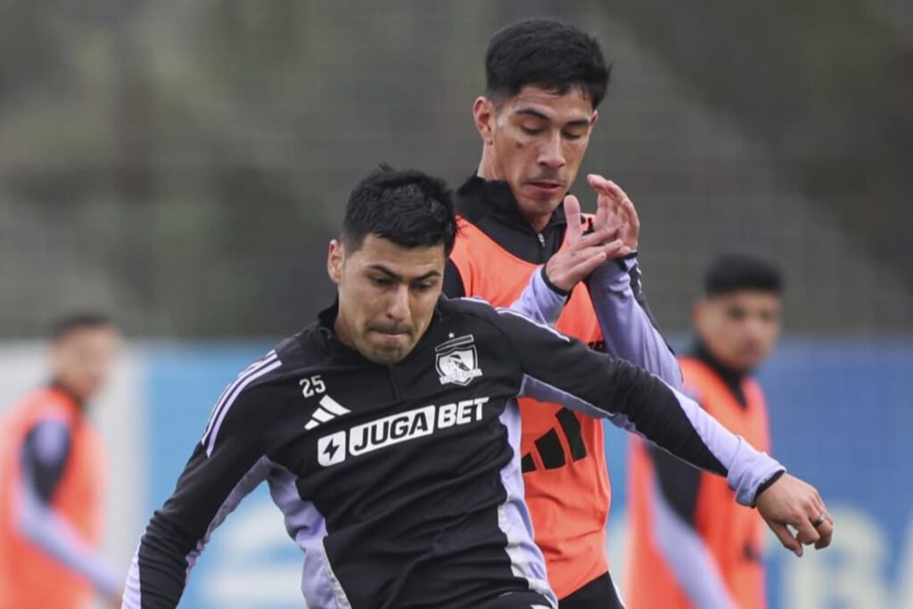 Salomón Rodríguez y Tomás Alarcón durante un entrenamiento de Colo-Colo previo al duelo ante Cobresal.