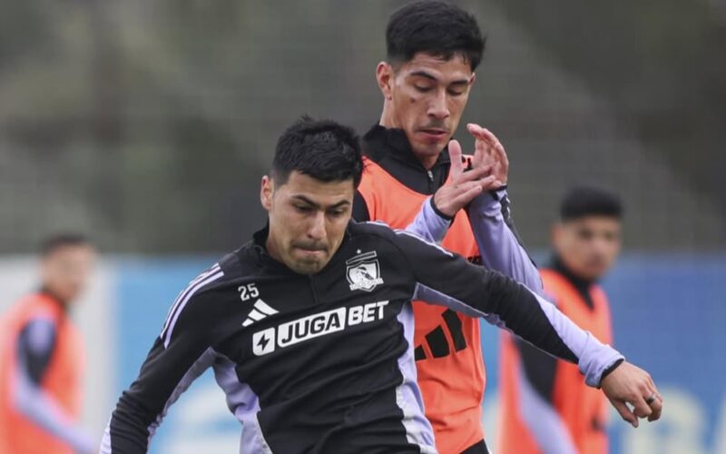 Salomón Rodríguez y Tomás Alarcón durante un entrenamiento de Colo-Colo previo al duelo ante Cobresal.