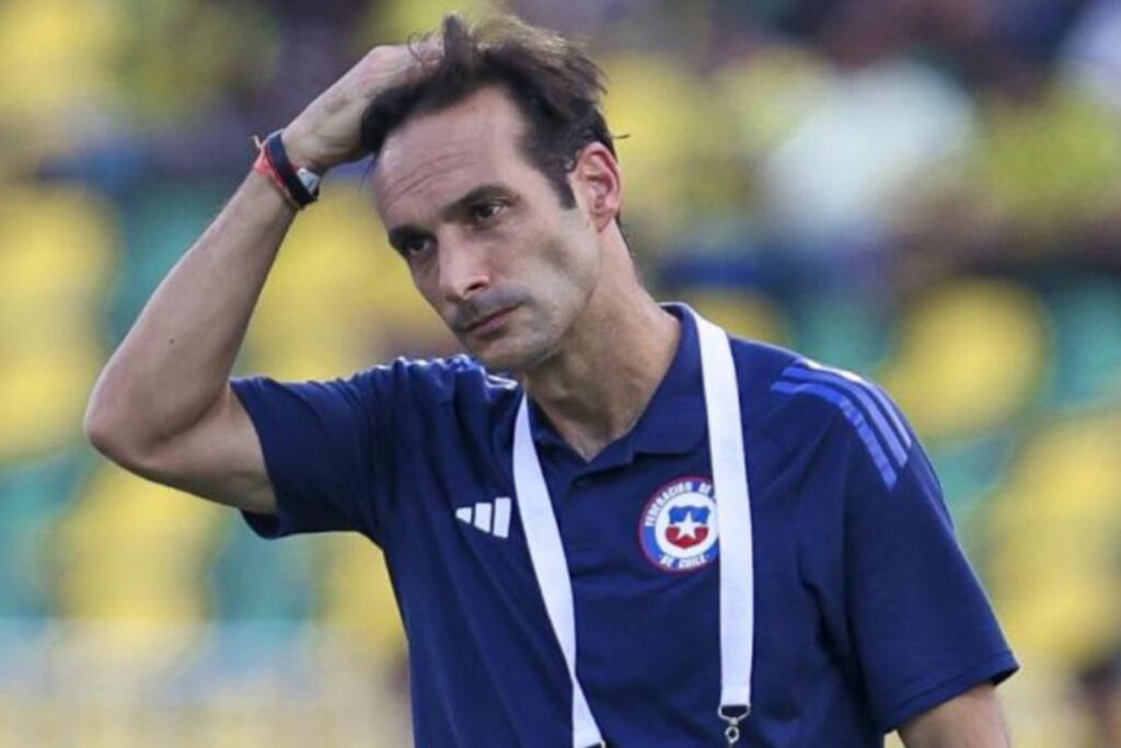 Sebastián Miranda ayuda a Jorge Almirón