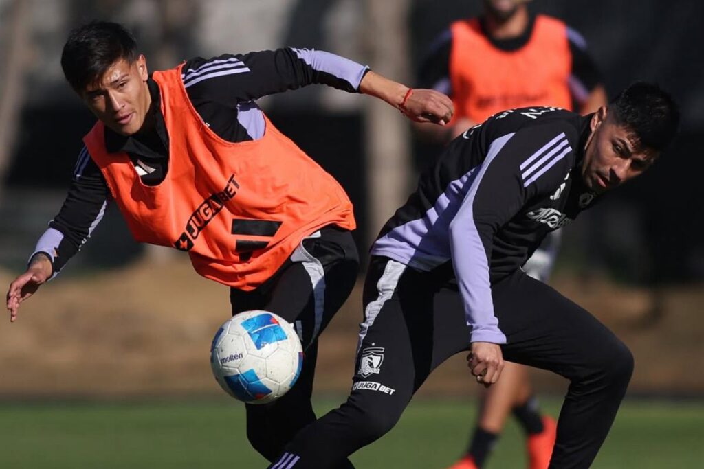 El juvenil Sebastián Vega disputando un balón con Tomás Alarcón en un entrenamiento de Colo-Colo.