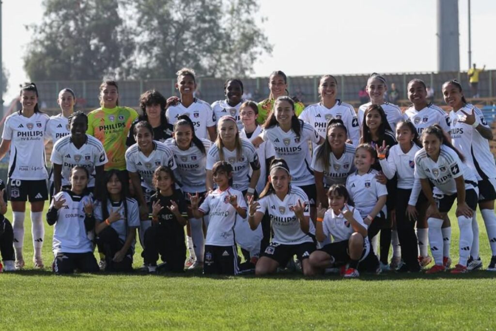 Jugadoras de Colo-Colo Femenino celebrando un triunfo.