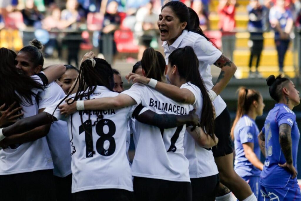 Jugadoras de Colo-Colo Femenino celebrando un gol contra Universidad de Chile en la Liga Femenina. Superclásico.