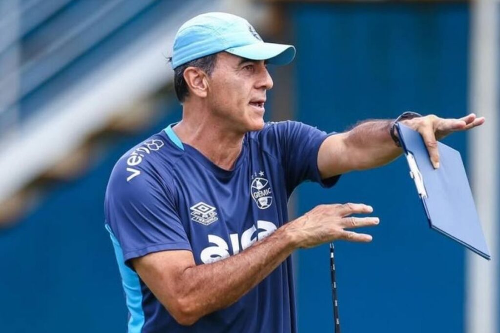 Marcelo Vega propone a Gustavo Quinteros como técnico de La Roja