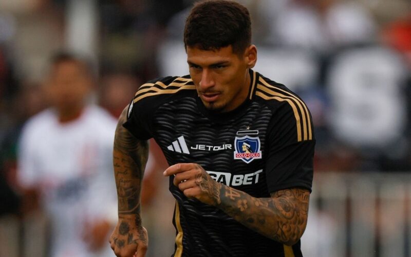 Alan Saldivia con la camiseta negra de Colo-Colo.