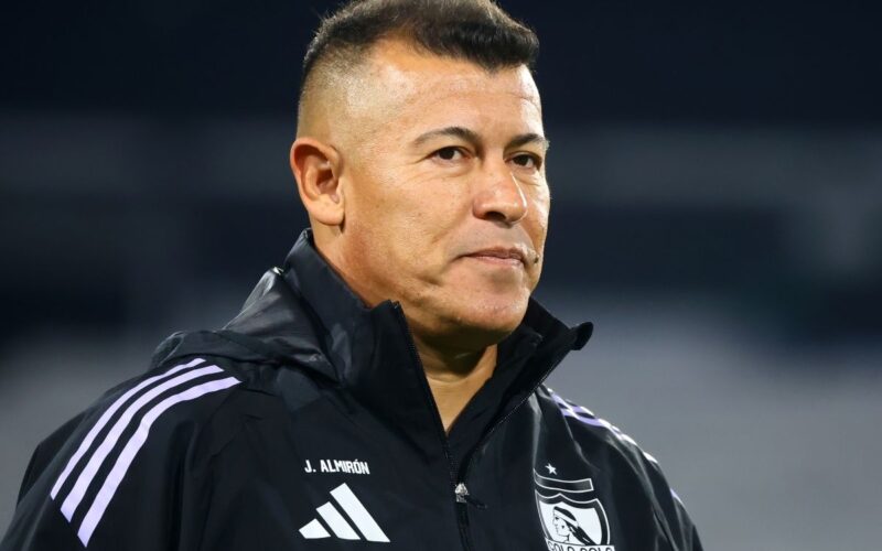 Jorge Almirón con indumentaria de Colo-Colo.