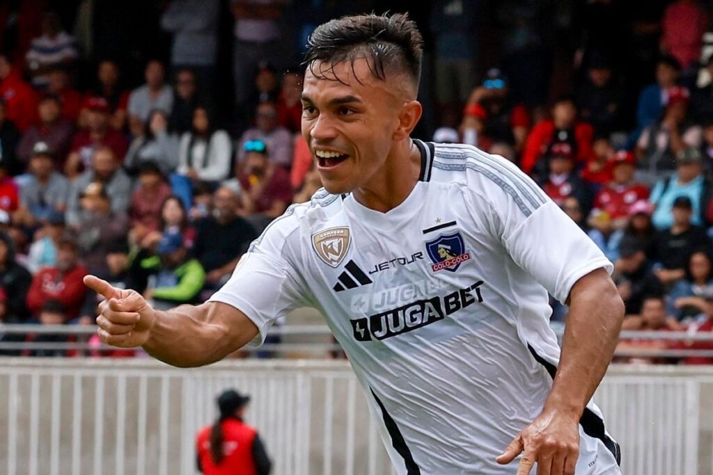Vicente Pizarro celebrando un gol con la camiseta de Colo-Colo.