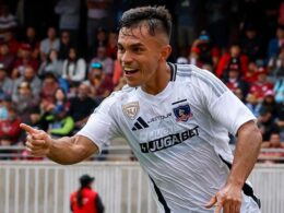 Vicente Pizarro celebrando un gol con la camiseta de Colo-Colo.