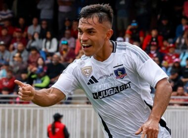 Vicente Pizarro celebrando un gol con la camiseta de Colo-Colo.