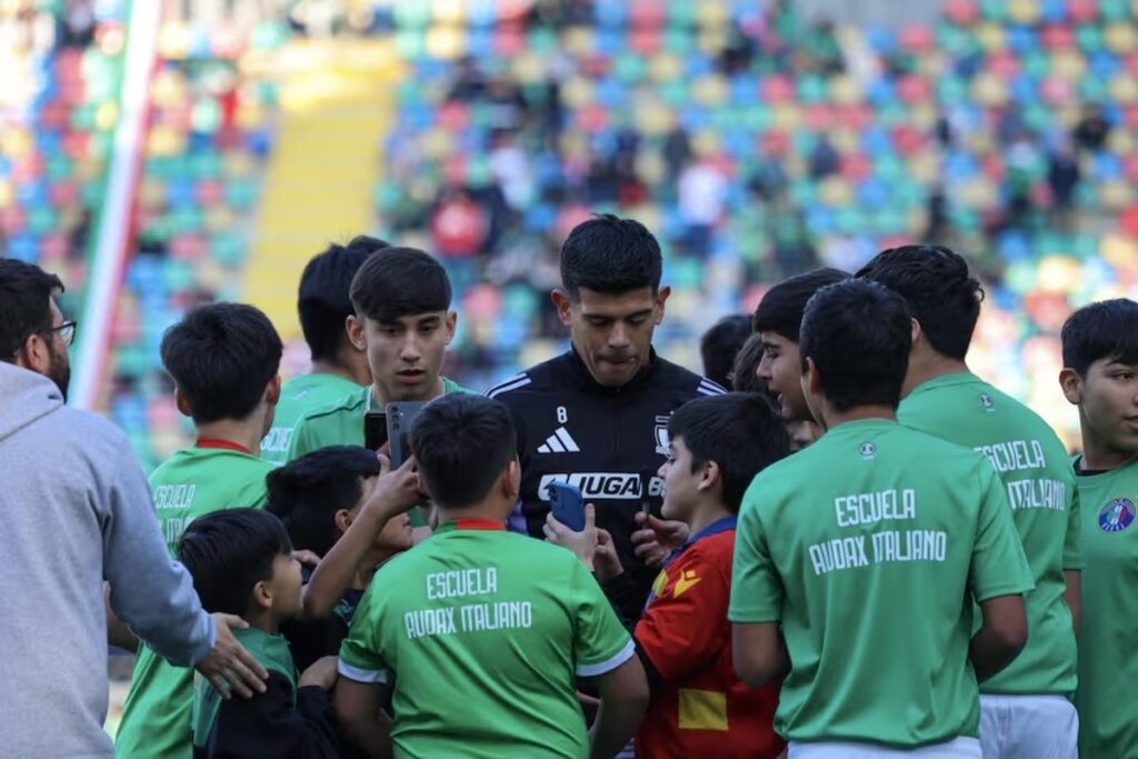Pavez junto a alumnos de la escuela de Audax.