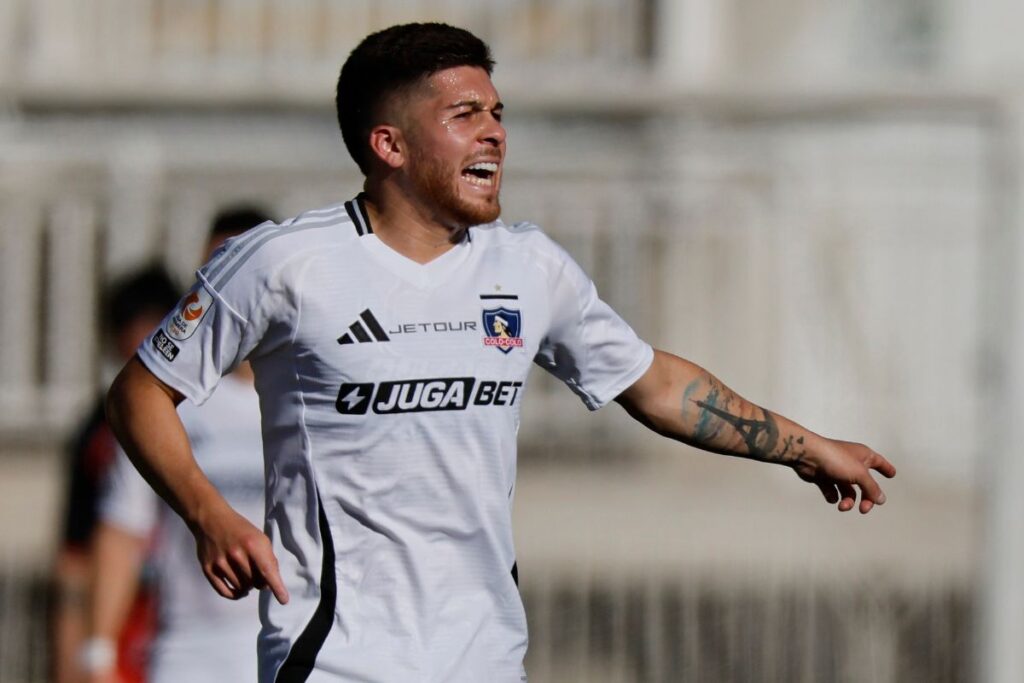 Víctor Felipe Méndez disputando minutos con la camiseta de Colo-Colo